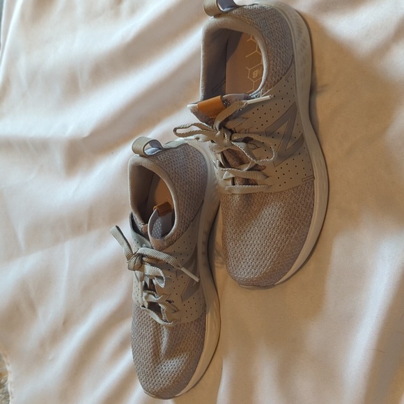 New Balance Tennis Shoes in Gray Size 8.5 - Picture 2 of 6